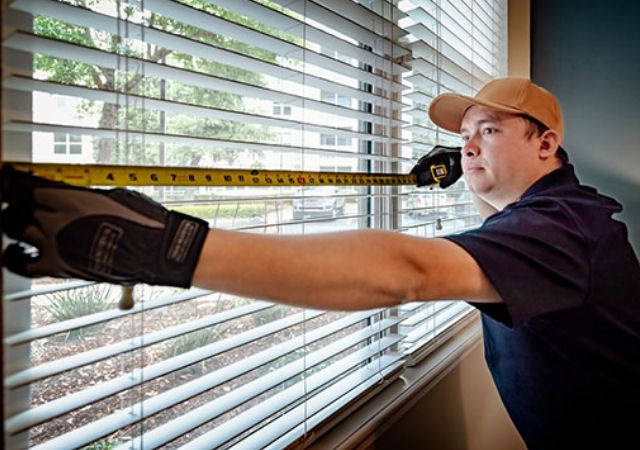 maintenance professional measuring blinds