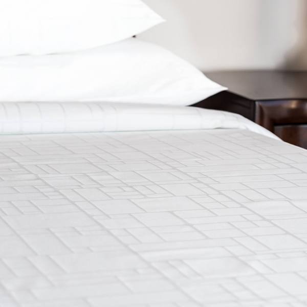 Standard Textile Top Cover Soft Brix 98x120" White Centium Wyndham Case Of 24